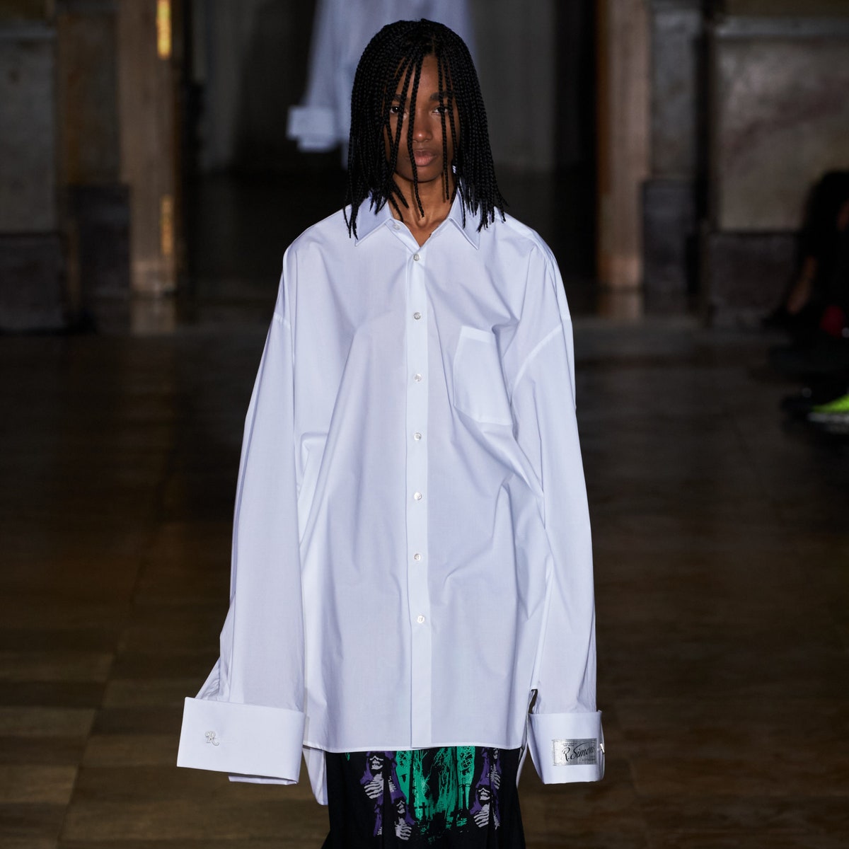 Ищите белую рубашку свободного кроя, как на показе Raf Simons весна-лето 2022, в мужском отделе