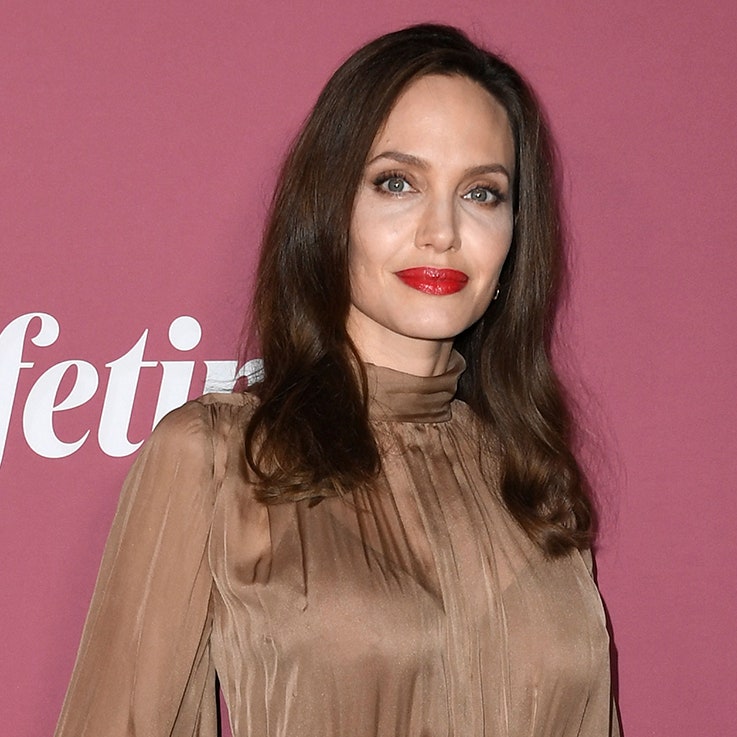 Этой осенью берите пример с Анджелины Джоли и носите на губах насыщенный красный