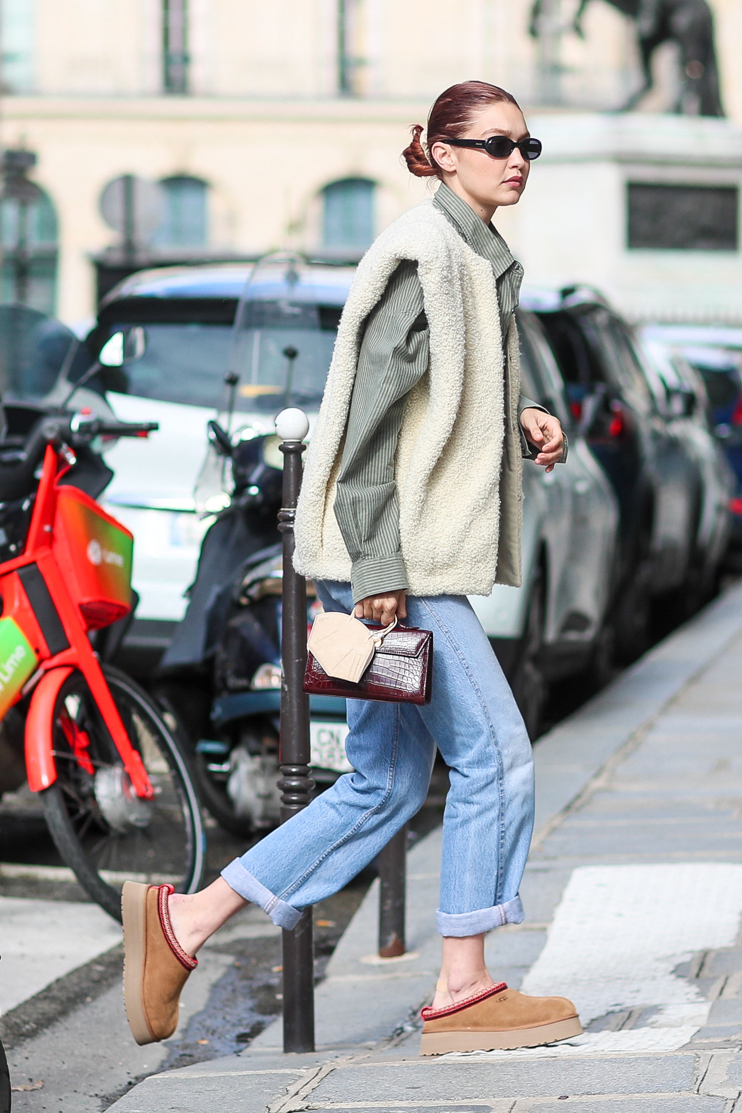 Exclusif  Gigi Hadid arrive Ã  une sÃ©ance d'essayage Ã  Paris France le 29 septembre 2021 lors la Fashion Week...