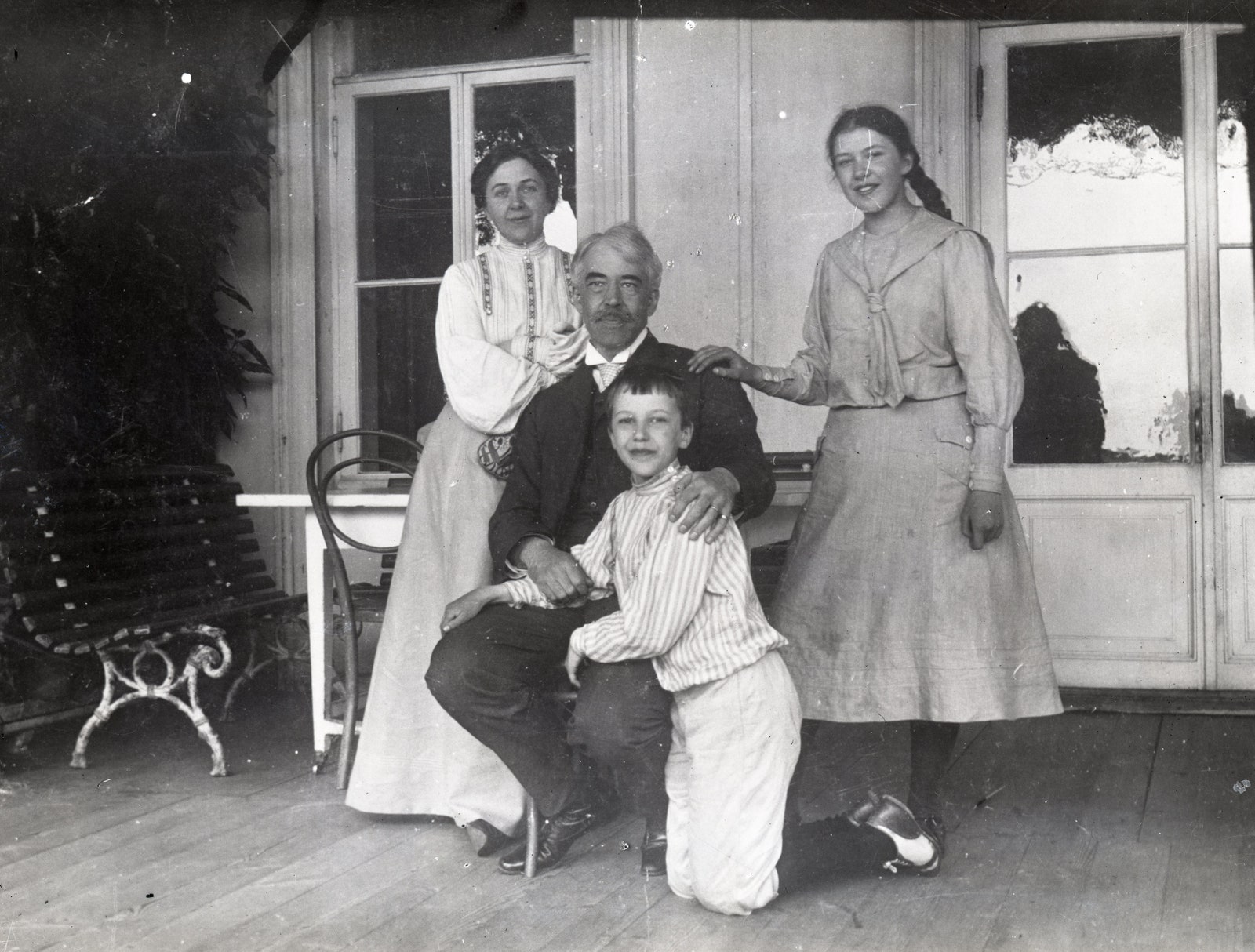М. П. Лилина К. С. Станиславский с сыном Игорем и дочерью Кирой Любимовка 1903
