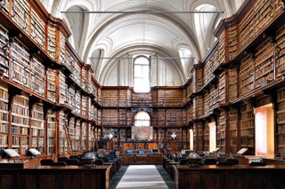 Первая общественная библиотека в Европе основанная в 1604 году хранит невероятно обширную коллекцию в которую входят в...