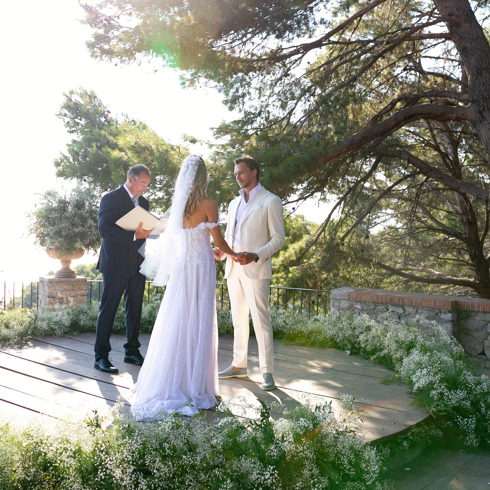 Свадьба Габриэлы де Живанши &- кутюрное платье семейного Дома, живописные пейзажи острова Капри и гигантский мильфей