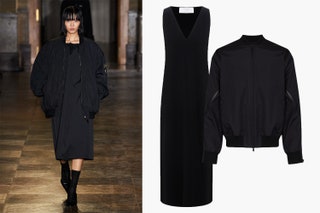 На последней Неделе моды в Париже Раф Симонс тоже решил вспомнить школу и предложил нам носить черное строгое платье...