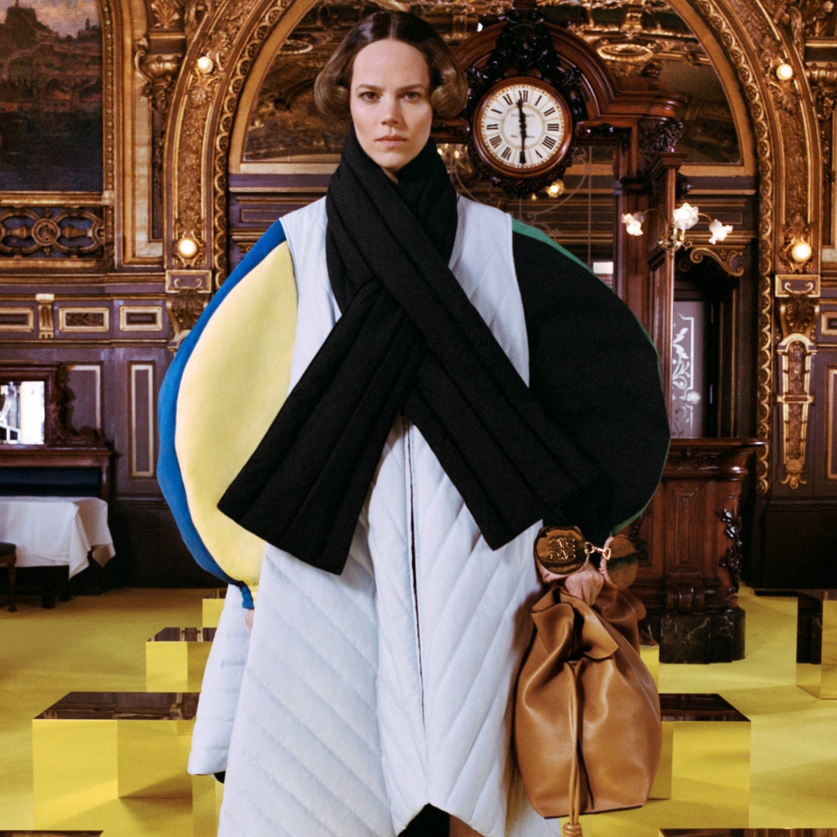 Вещь дня: разноцветное стеганое пальто Loewe