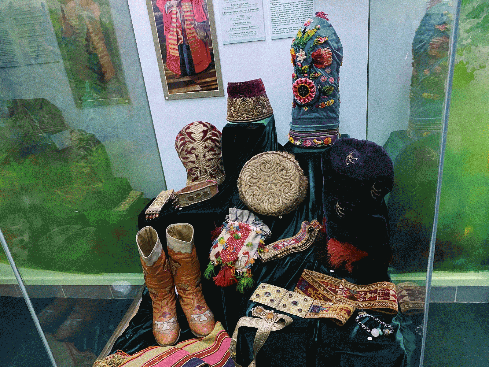 Коллекции одежды и украшений в музеях Тобольска