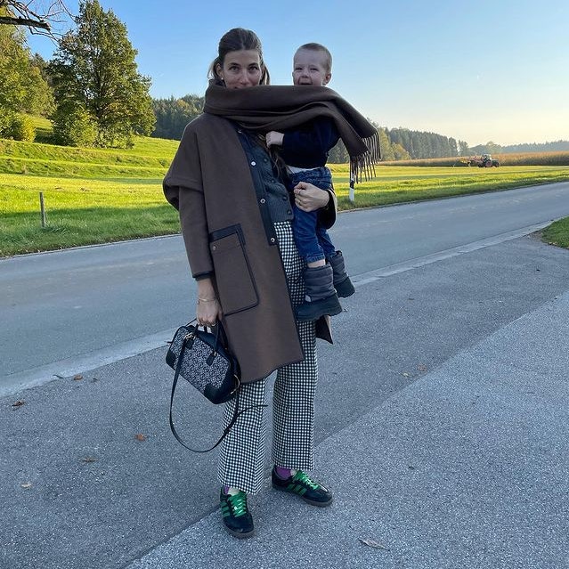 Нам очень нравится, как Вероника Хейлбрюннер носит зеленые кроссовки этой осенью