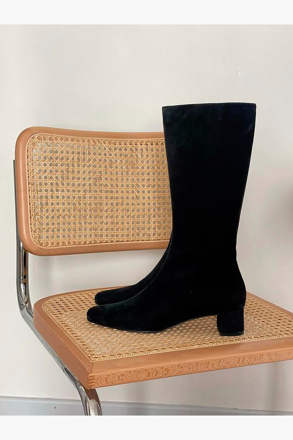 Черные сапоги — любимая обувь француженок этой осенью. Самое время найти свою идеальную пару
