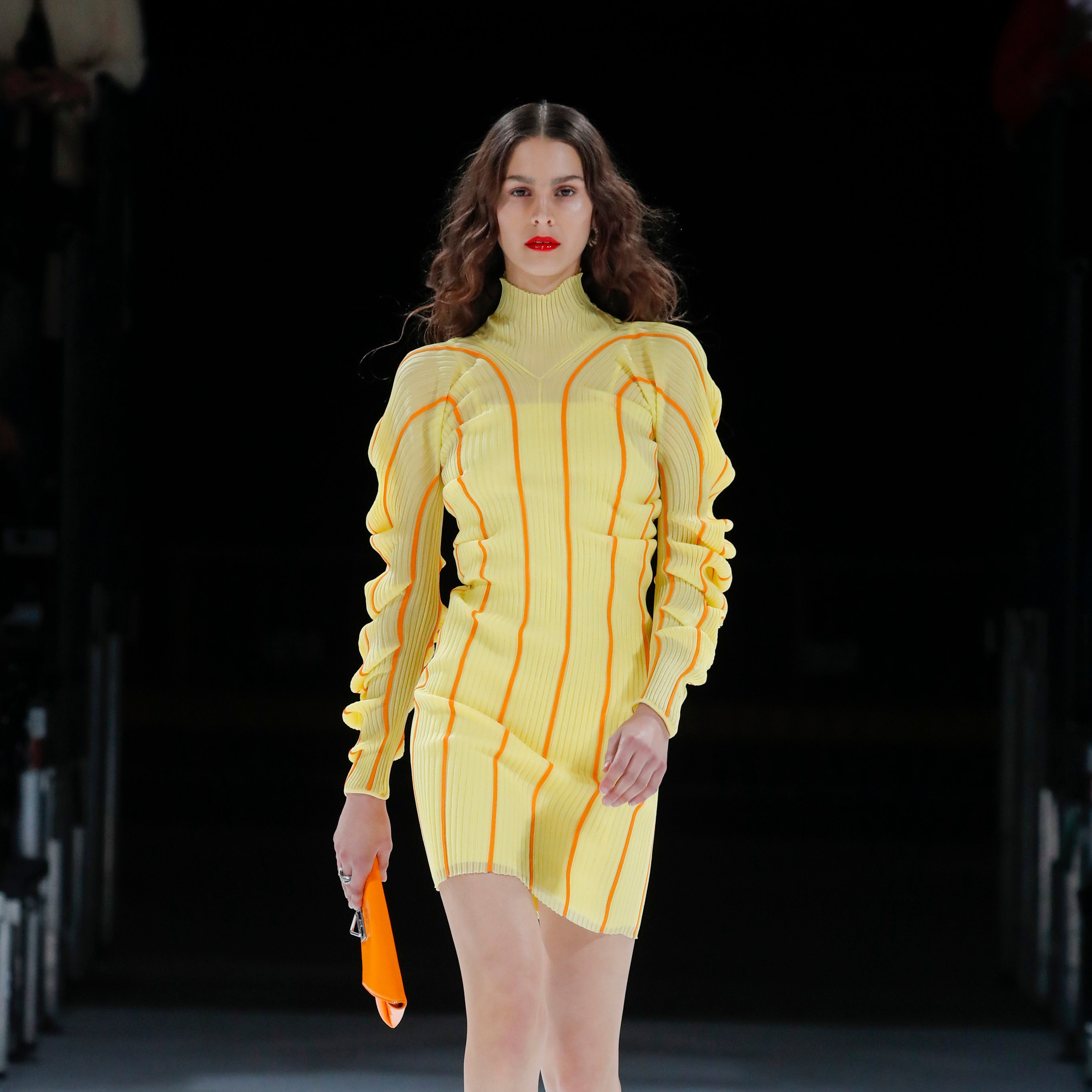 Добавьте в гардероб вещи лимонного оттенка &- как на показе Bottega Veneta Salon 03
