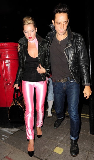 На день рождения Джеймса Брауна Кейт Мосс отправилась в обтягивающих розовых брюках и кожаной куртке в стиле Сэнди из...
