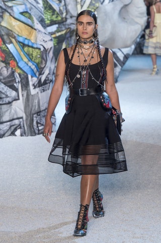 Это первый выход Джилл Кортлев на подиум. Показ Alexander McQueen весналето 2019 — модельный дебют девушки для которого...