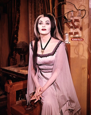 Еще одной королевой готического ситкома про вампирскую семью была Лили Мюнстер  также известная как графиня Дракула. В...