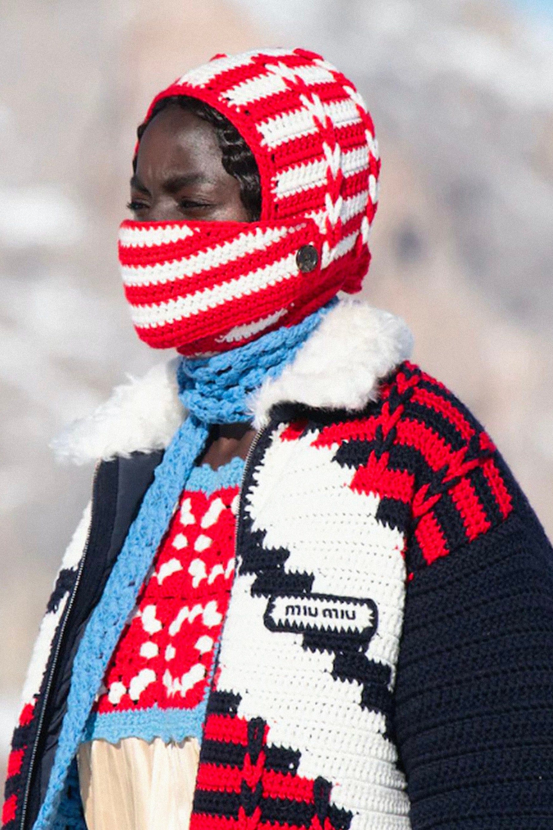 Яркие аксессуары осеннезимнего сезона цветные шапки шарфы варежки и перчатки