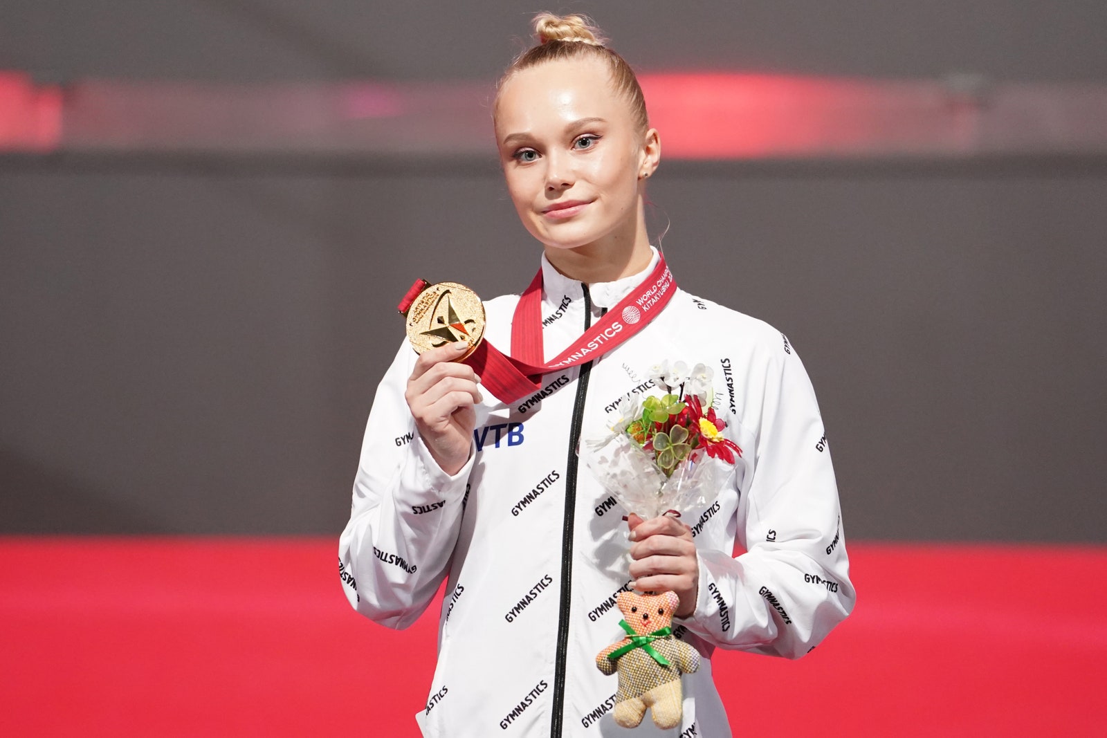 Ангелина Мельникова на первой ступеньке пьедестала чемпионата мира по спортивной гимнастике Китакюсю 2021