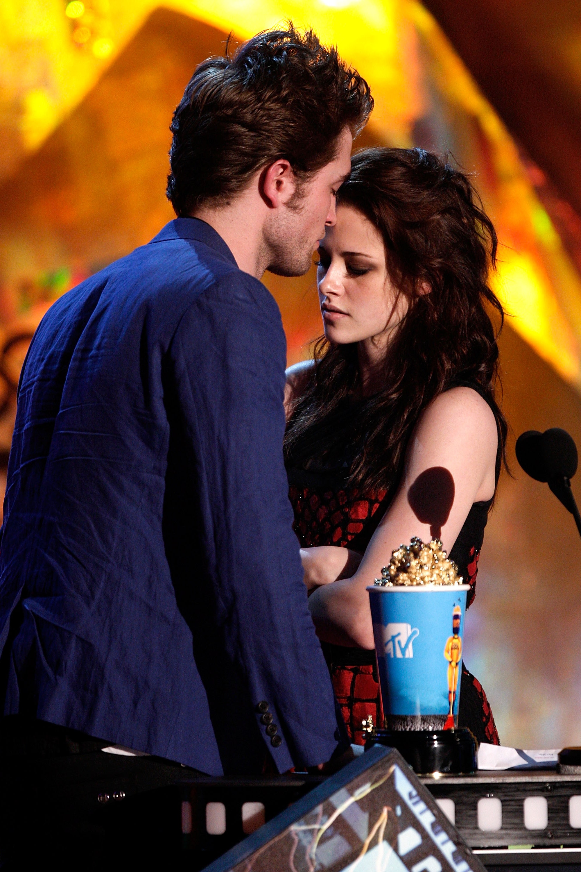UNIVERSAL CITY CA  MAY 31  Actor Robert Pattinson  and actress Kristen Stewart accept the Best Kiss award onstage during...