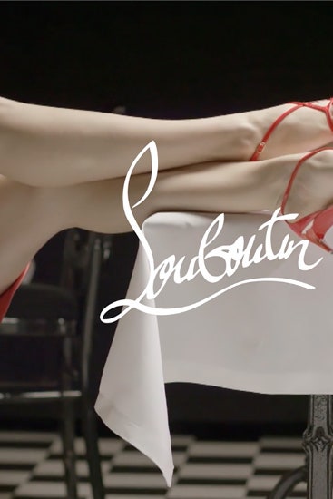 Марш под стол. Веселое видео Christian Louboutin об обуви на плоской подошве и невысоких каблуках