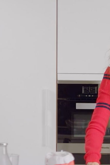 Видео с Джиджи Хадид приготовление йоркширского пудинга