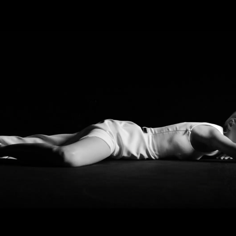 Джессика Стэм в короткометражке Матье Сезара о новой коллекции Дэвида Кома для Mugler