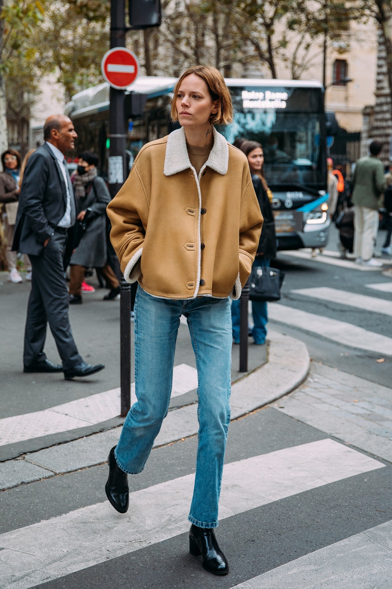 Самые модные джинсы зимы 2022 выбирают редакторы Vogue