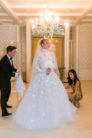 Креативные директора Oscar de la Renta Фернандо Гарсия и Лора Ким завершают заключительные штрихи на платье и фате...