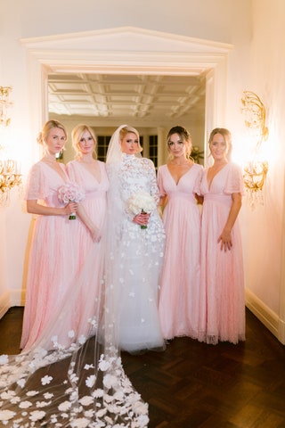 Пэрис и подружки невесты  в розовых шелковых платьях Alice  Olivia.