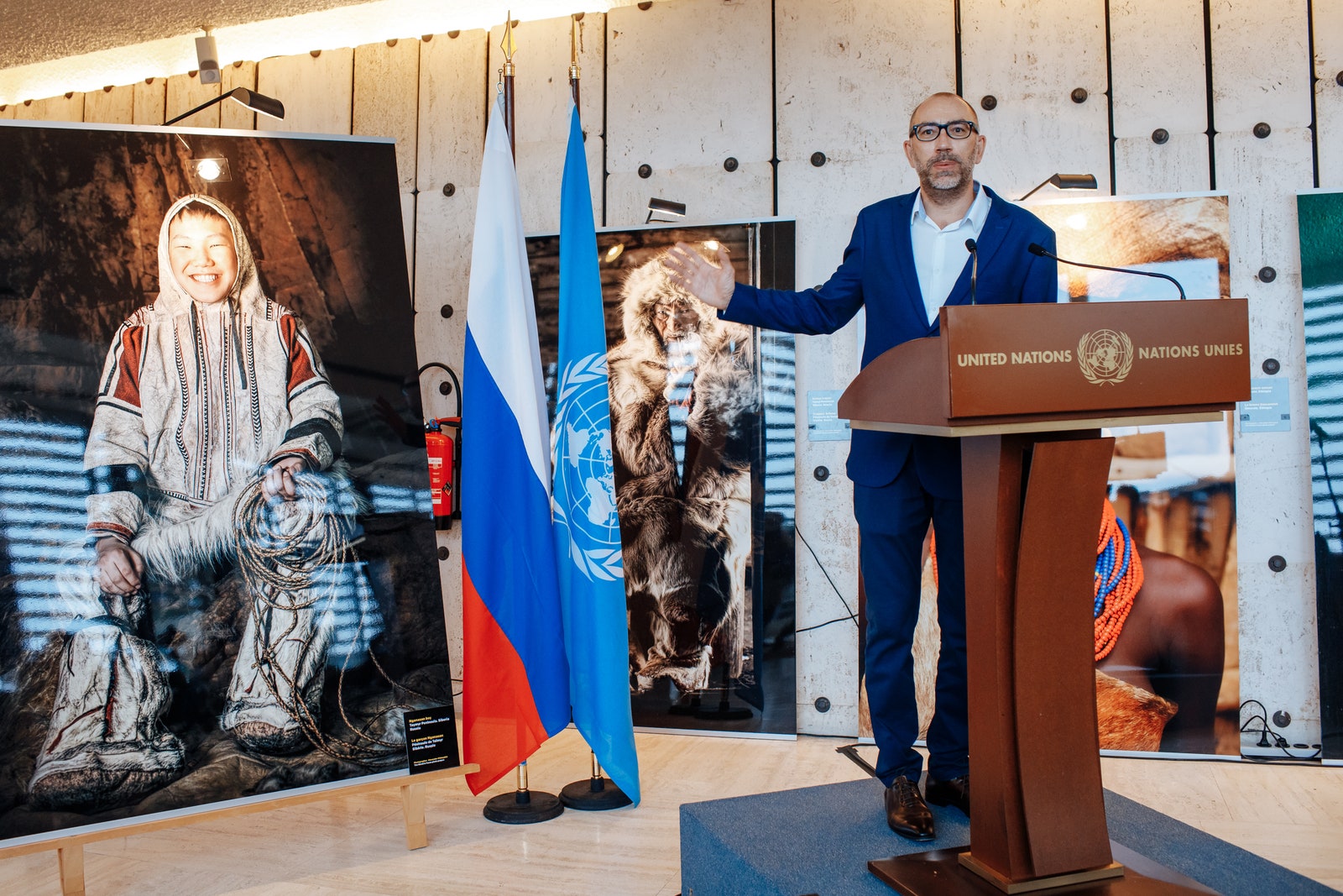 Александр Химушин на открытии своей выставки «Мир в лицах» в отделении ООН в Женеве
