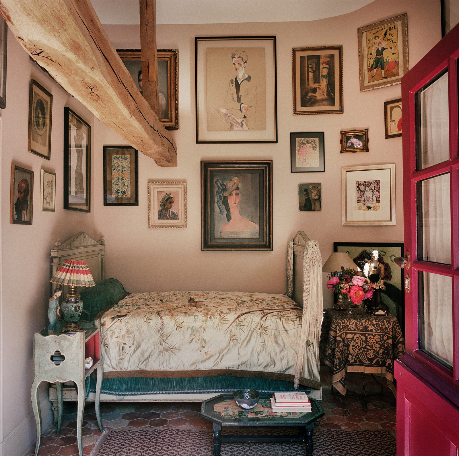 В го­сте­вой спальне над кро­ва­тью эпо­хи Ди­рек­то­рии — ра­бо­та бри­тан­ско­го ху­дож­ни­ка Го­вар­да Тан­ги...