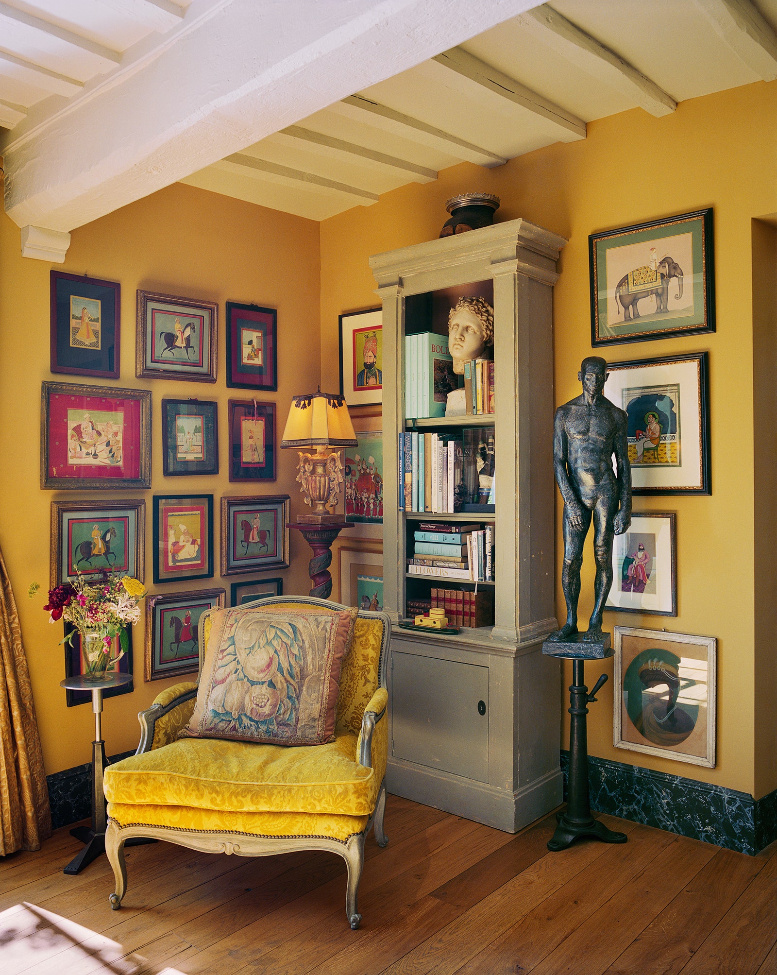 В жел­той го­сти­ной — крес­ло Лю­до­ви­ка XV в окру­же­нии ин­дий­ских миниатюр.