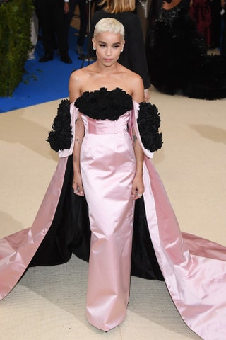 Редкое явление — Зои Кравиц в розовом платье Oscar de la Renta. В сочетании со стрижкой пикси и ее новым платиновым...