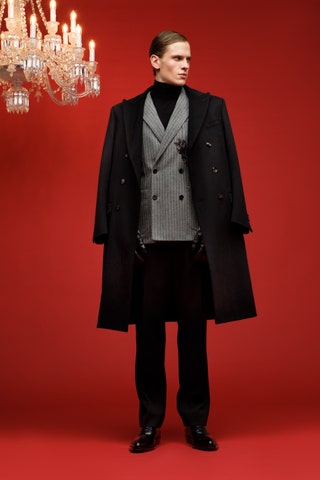 Пальто Giorgio Armani 241000 рублей пиджак Dolce  Gabbana 215000 рублей водолазка Tom Ford 59950 рублей брюки Bottega...