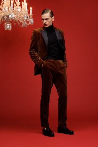 Пиджак Hugo Boss 48500 рублей пуловер Dolce  Gabbana 76000 рублей брюки Hugo Boss 21000 рублей лоферы Tods 33050 рублей...