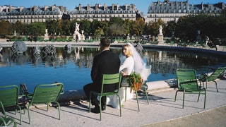 Мы не можем перестать любоваться фотографиями с парижской свадьбы шведской модницы Фанни Экстранд
