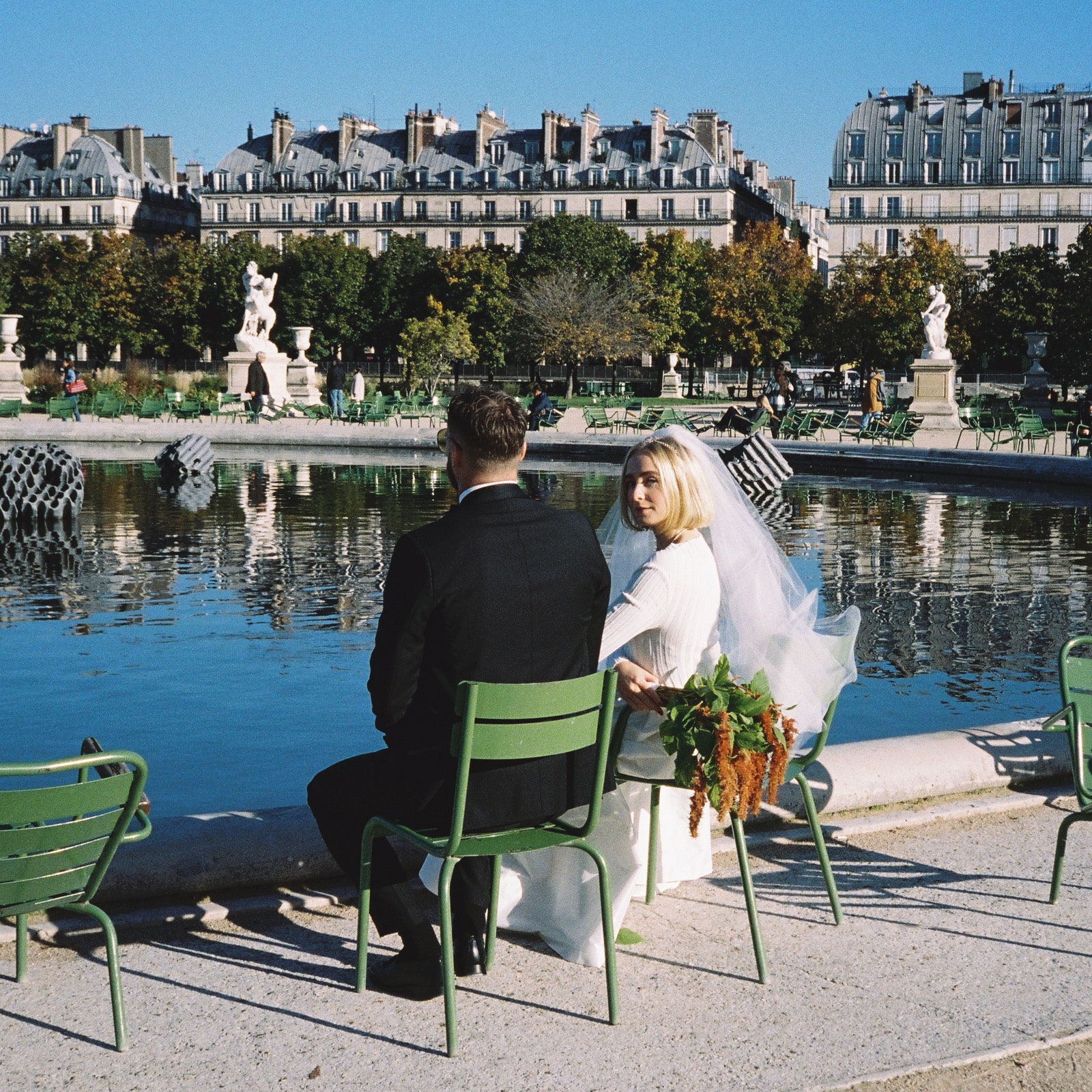 Мы не можем перестать любоваться фотографиями с парижской свадьбы шведской модницы Фанни Экстранд