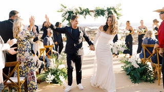Взгляните на эти фотографии со свадьбы актеров Адама Дивайна и Хлои Бриджес на берегу океана в КабоСанЛукасе