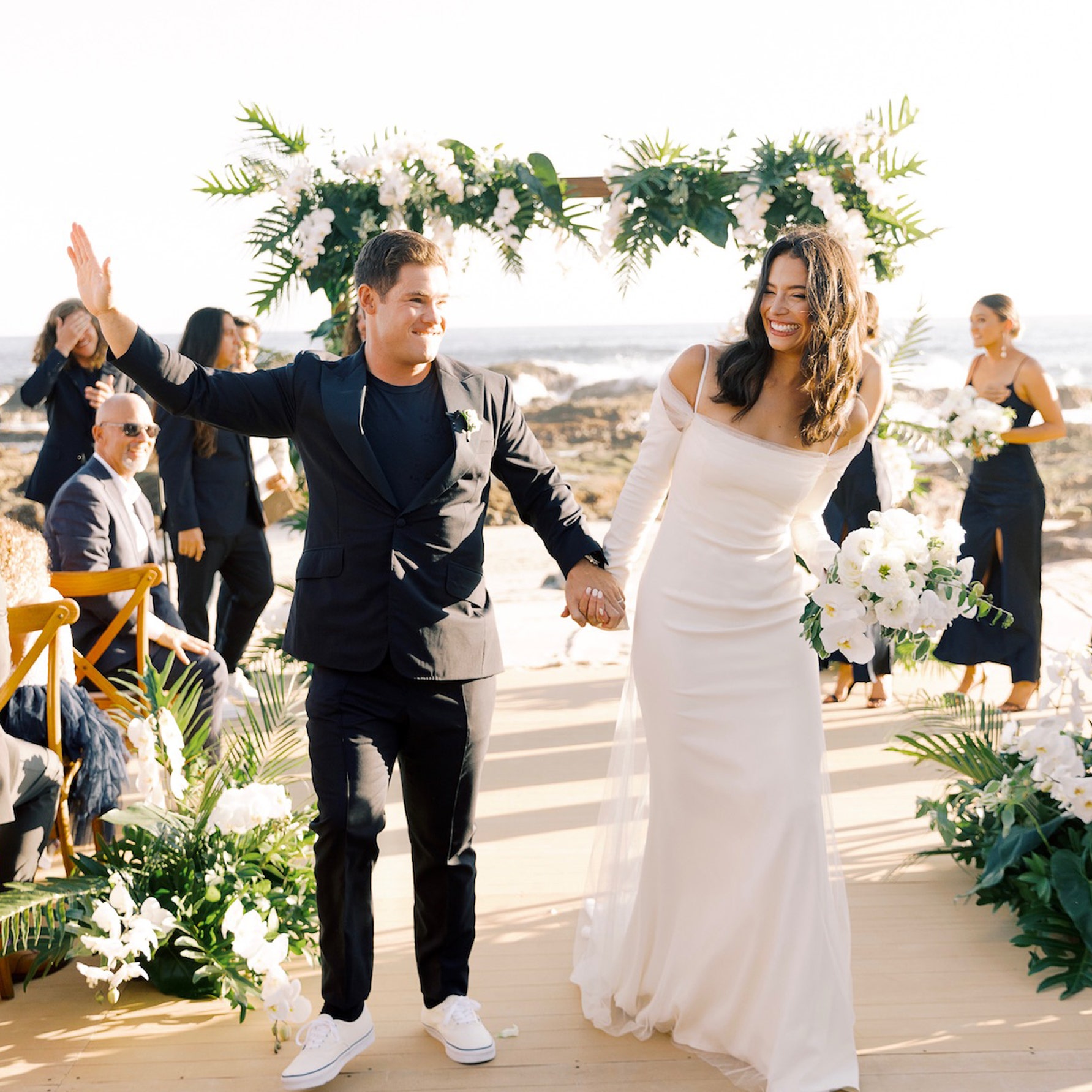 Взгляните на эти фотографии со свадьбы актеров Адама Дивайна и Хлои Бриджес на берегу океана в Кабо-Сан-Лукасе