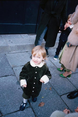 Маленький паж Рубен Гиннесс в винтажном бархатном костюме.