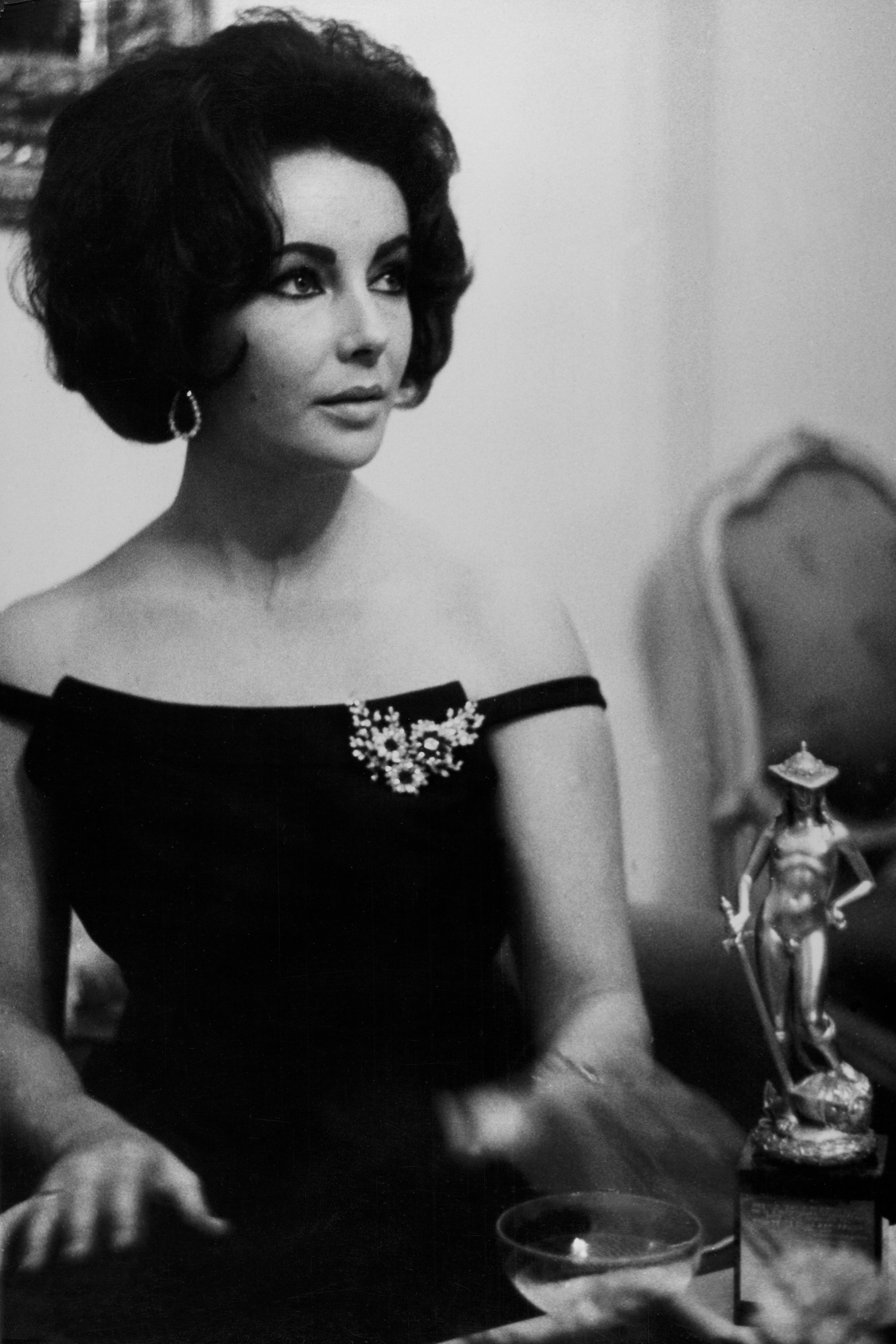 ROME ITALY  JANUARY 1962 Movie Star Liz Taylor and her trophy during the ceremony in January 1962 in Rome Italy.