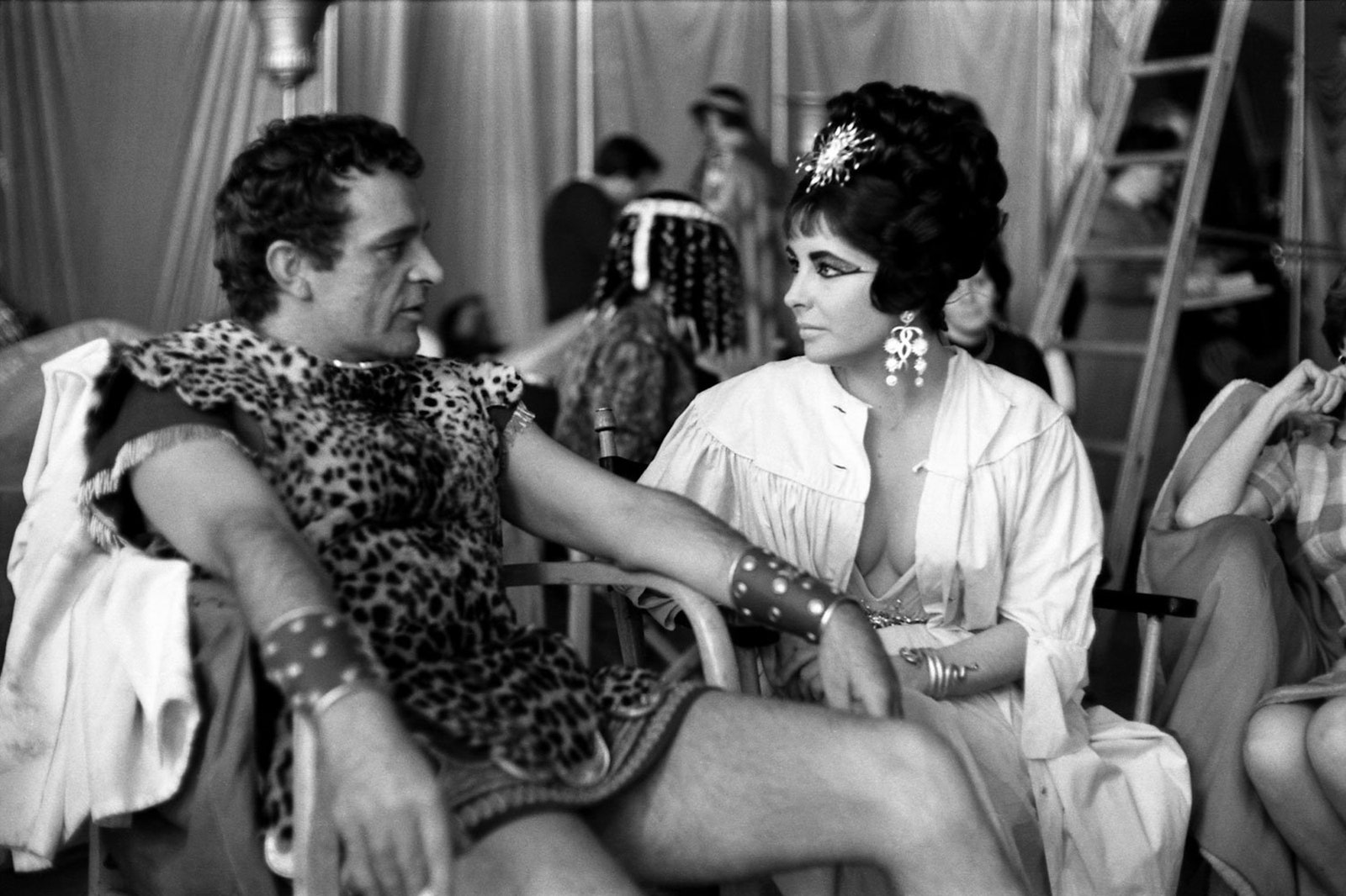 Ричард Бертон и Элизабет Тейлор на съемочной площадке фильма «Клеопатра»