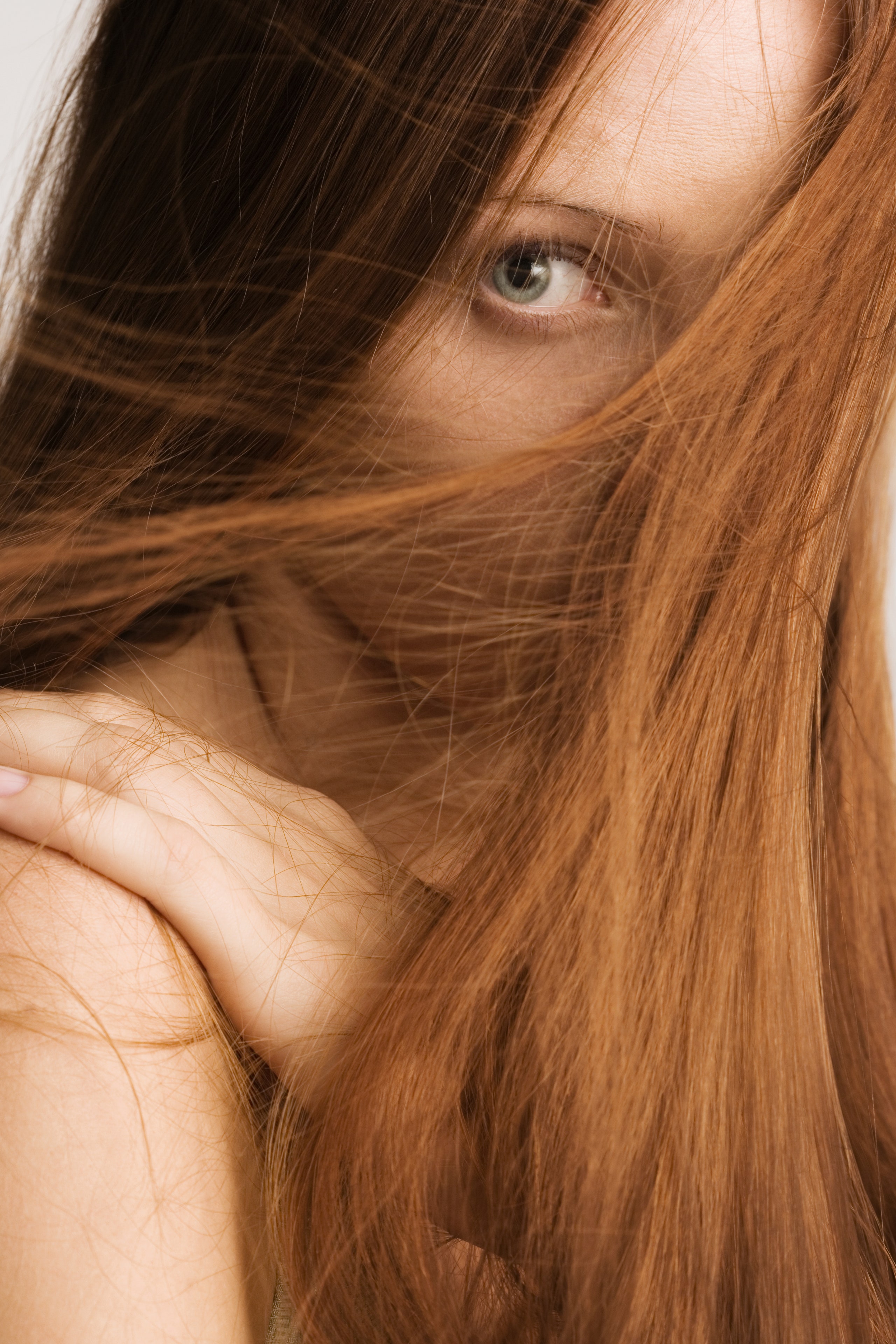 Спасти кудрявые волосы зимой: 8 типов головных уборов, которые сохранят прическу