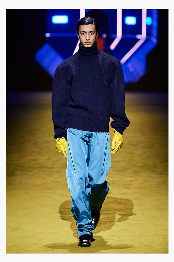 Цветные брюки как в новой коллекции Prada осеньзима 2022 — гарант хорошего настроения