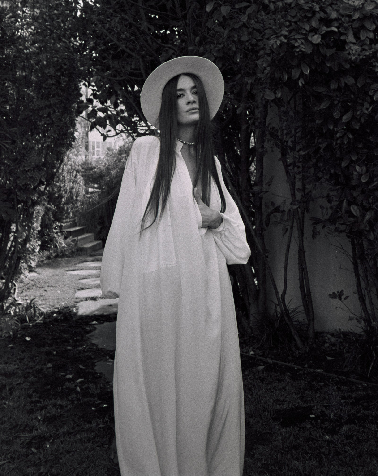 На Наталии платье ожерелье и серьги — все Chanel обувь Alevi Milano шляпа Gladys Tamez Millinery