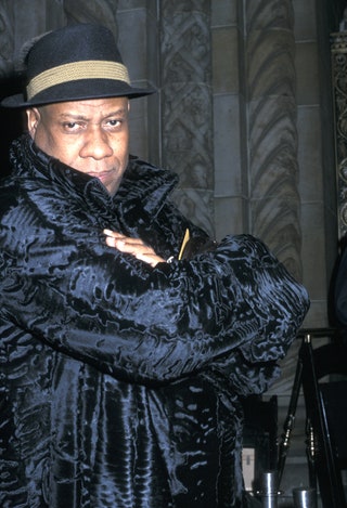 Это черное каракулевое пальто Андре надевал бессчетное количество раз — в том числе и для съемок документального фильма...