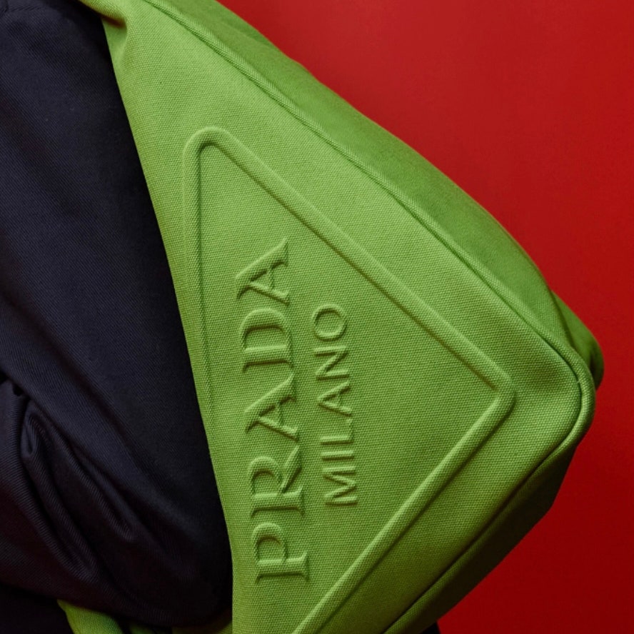 Объект желания: новая треугольная сумка Prada