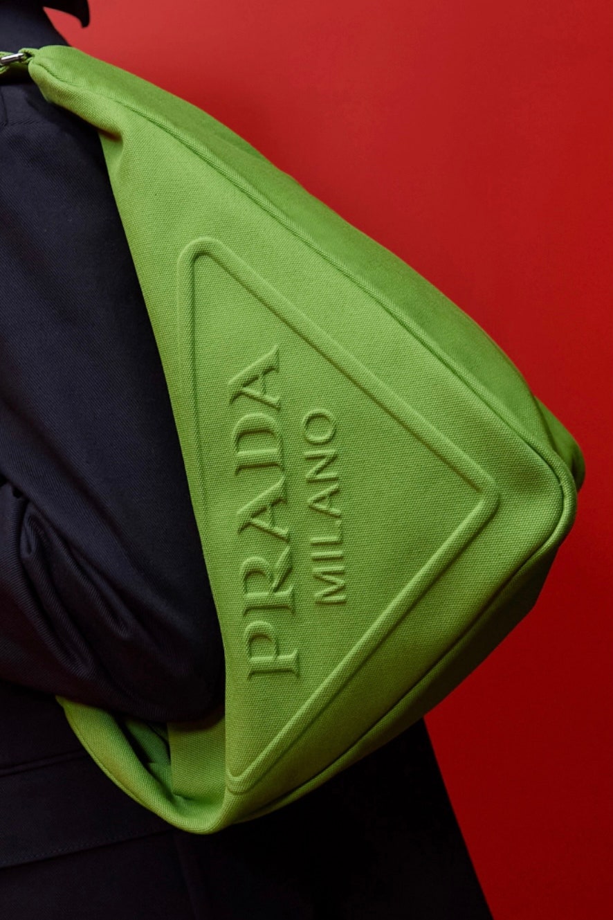 Prada выпустили новую сумку Triangle которая воспевает треугольный логотип итальянского бренда. Что надо о ней знать
