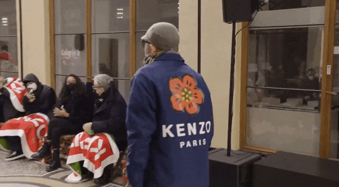 Ниго в финале своего дебютного показа Kenzo Menswear осеньзима 2022