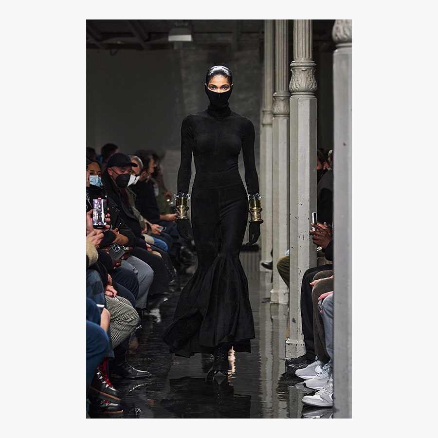 Облегающее трикотажное платье базового оттенка, как на показе Alaïa, &- вещь на все случаи жизни