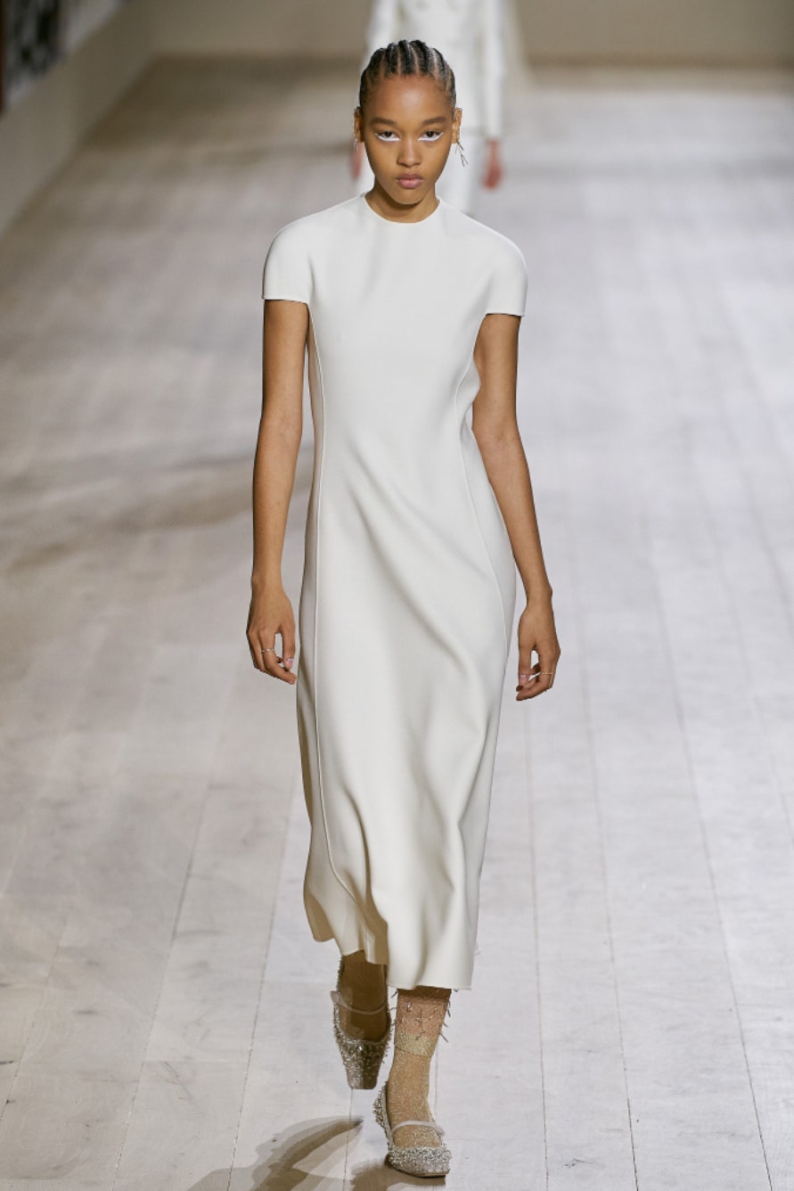 Белое платье без лишних деталей — большой тренд кутюрной Недели моды сезона весналето 2022. Где такое купить