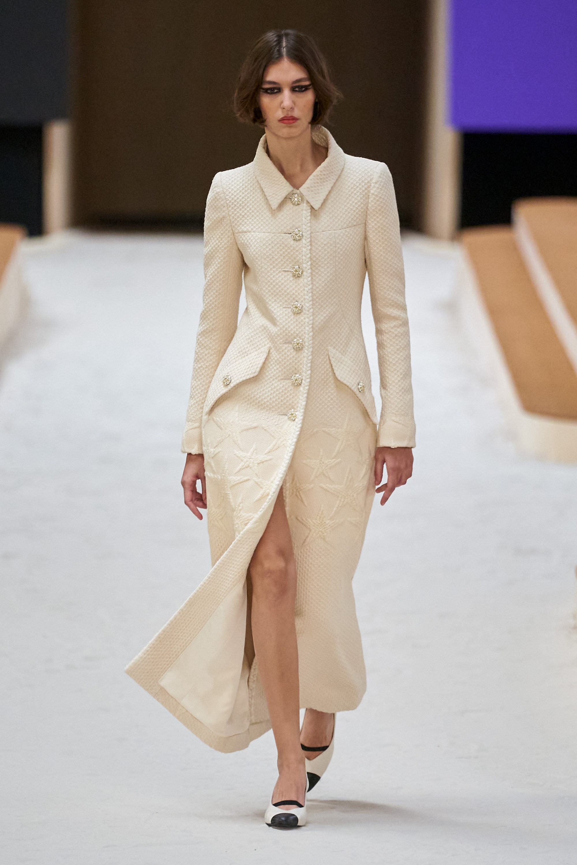 Длинное пальто — один из главных предметов гардероба на Неделе высокой моды. Мы уже нашли идеальные модели на каждый день