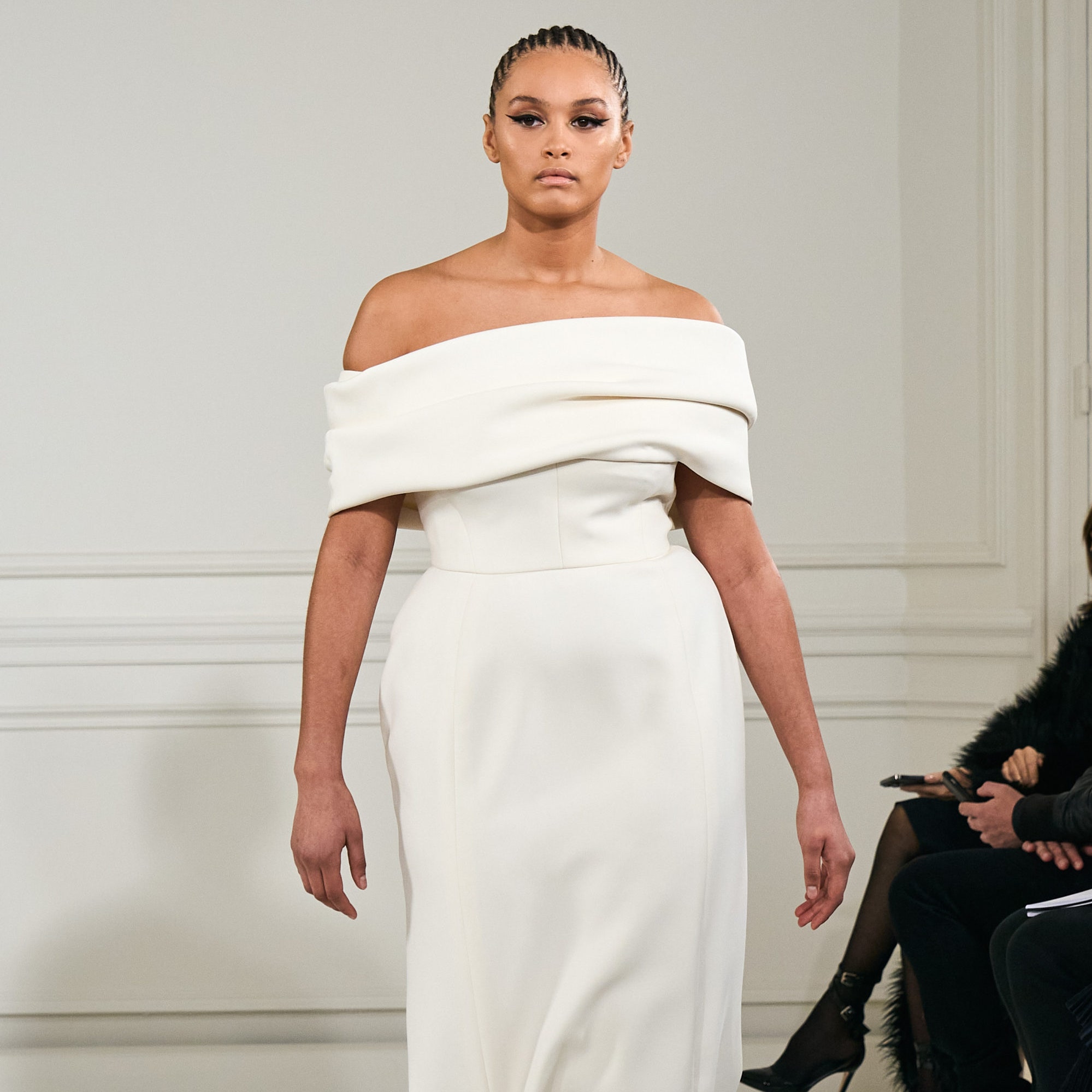Платье с открытыми плечами, как на показе Valentino Couture весна-лето 2022, &- беспроигрышный вариант для особых случаев