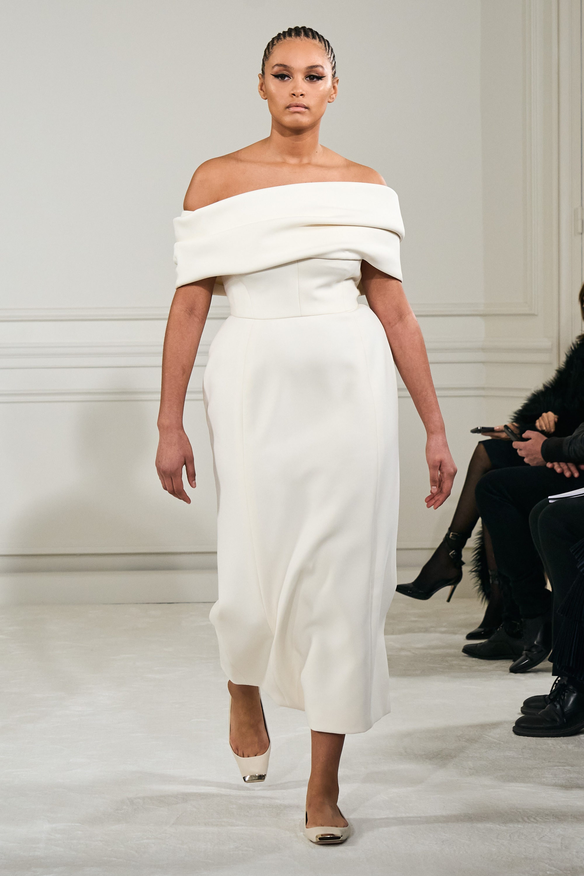 Платье с открытыми плечами как на показе Valentino Couture весналето 2022 — беспроигрышный вариант для особых случаев