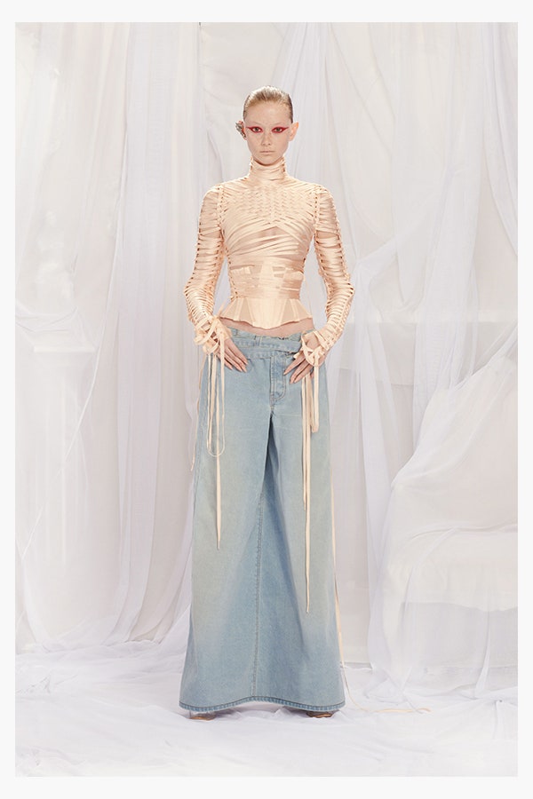 Джинсовая юбка макси была представлена в кутюрной коллекции Гленна Мартенса для Jean Paul Gaultier. Вам нужна такая...